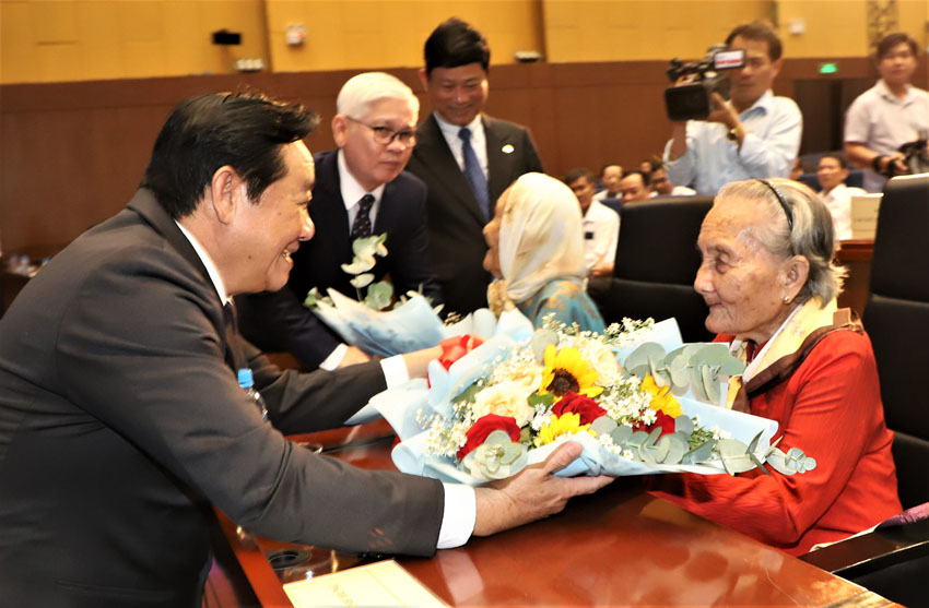 3,4; Lãnh đạo tỉnh Bình Dương thăm hỏi, tặng hoa tri ân Mẹ Việt Nam anh hùng tại buổi họp mặt